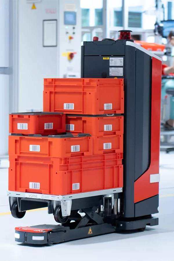 Automatisierter Gabelstapler mit roten Kisten