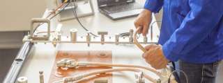 Test earthing and short-circuiting devices