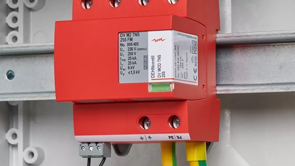 Parafoudre rouge, câblé et monté sur rail DIN dans une armoire électrique.