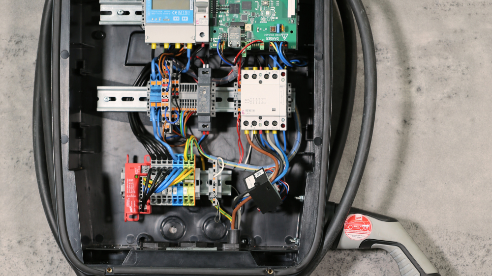 Charge station with compact SPD DEHNcord 3P