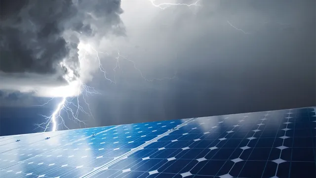 Au premier plan, des panneaux photovoltaïques. En arrière-plan, des nuages d’orage s’accumulent, d’où jaillissent des éclairs.