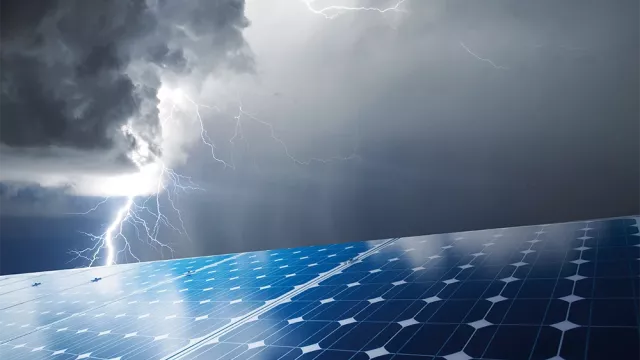 Au premier plan, des panneaux photovoltaïques. En arrière-plan, des nuages d’orage s’accumulent, d’où jaillissent des éclairs.