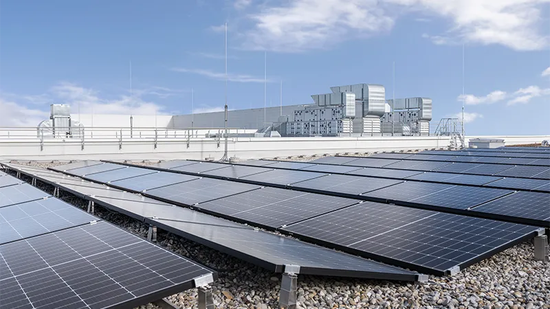 Photographie d'un toit plat avec panneaux photovoltaïques, CVC et équipements sur une toiture encombrée avec un besoin accru de protection contre la foudre et les surtensions