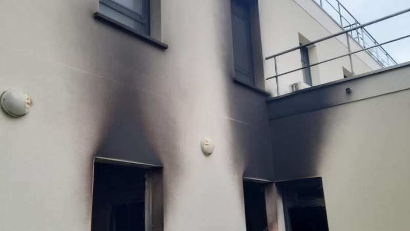 Photo d'un bâtiment ayant brûlé, les fenêtres sont cassées et de la suie noires apparaît sur le contour des fenêtres, le local professionnel a pris feu suite à un orage violent, issue du journal Paris Normandie