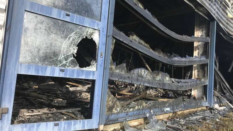 Image d'une entreprise industrielle après un feu lié à un impact de foudre, l'incendie a brûlé les locaux et les fenêtres sont cassées, photo issue du journal Ouest France