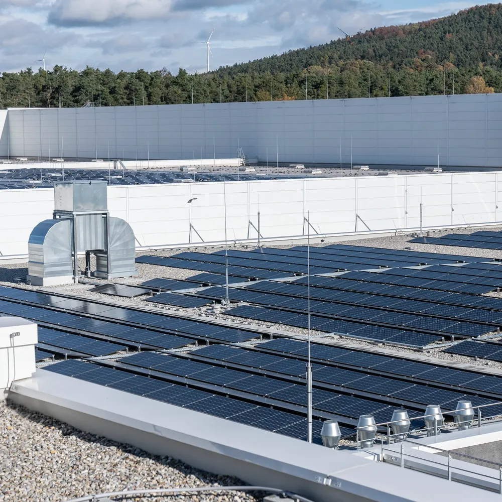 Panneaux photovoltaïques sur toit plat pour bâtiment industriel.