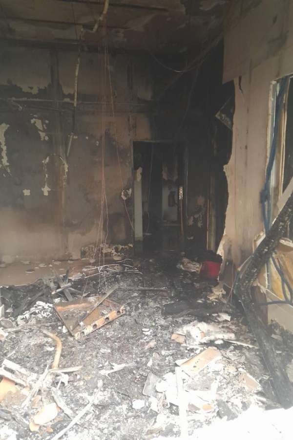 Photo de bureaux d'entreprise détruits par un incendie lié à un orage, les débris brûlés jonchent le sol et les murs sont noircis, image issue du journal Paris Normandie