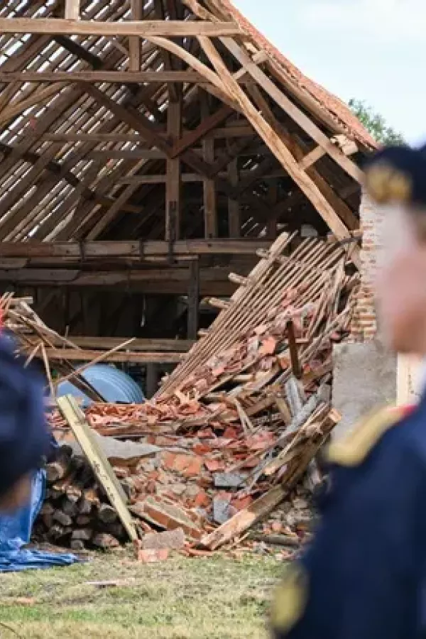 Photo gendarmes et pompiers face à une grange effondrée suite à un impact de foudre, image issue du journal la montagne