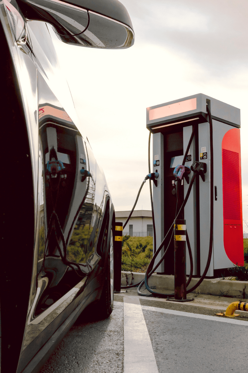 Borne de recharge ultra-rapide rouge pour véhicule électrique - protection contre la foudre et les surtensions DEHN France