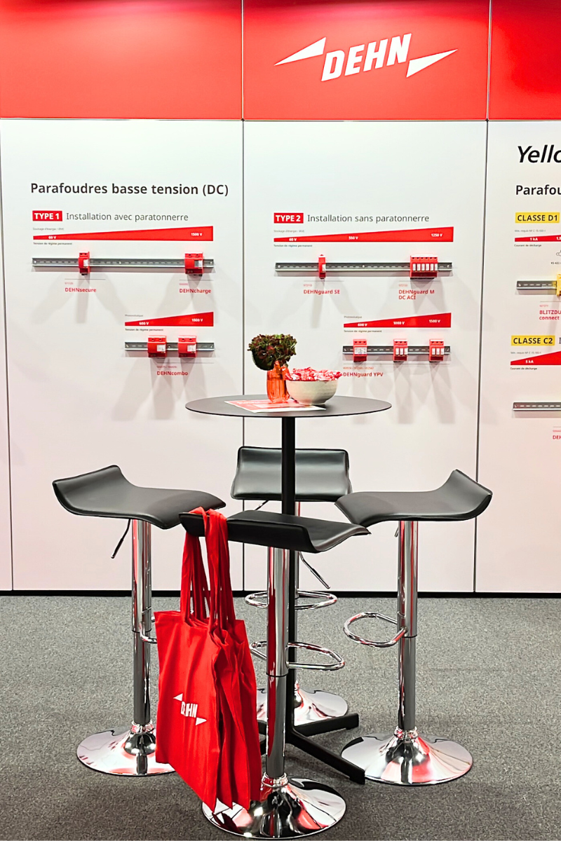 Stand DEHN France au salon Rexel Expo 2025, le spécialiste contre la foudre et les surtensions a présenté ses gammes de parafoudres, stand convivial avec table haute et chaises