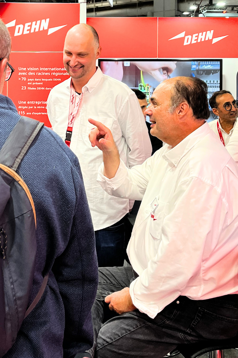 équipe DEHN France sur le salon Rexel Expo 2025, échanges avec les experts et les visiteurs, démonstration produits