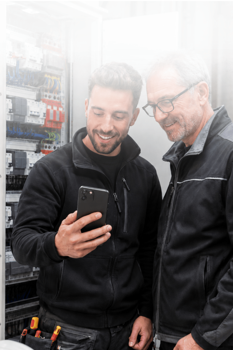 Pros Panel builders look Smartphone smile technical room tuto